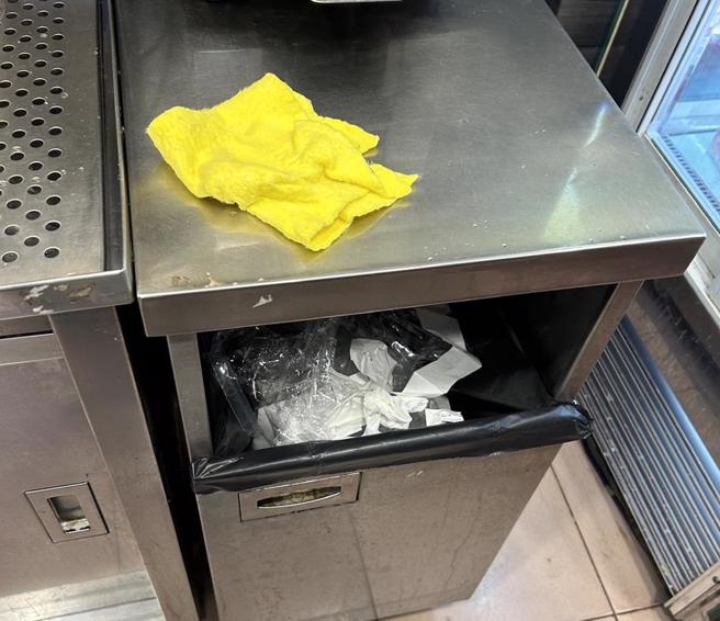 基隆市卫生局29日表示，接获市民反应先前至连锁手摇饮消费「饮料内有苍蝇」，于28日至店家稽查发现工作区垃圾桶未加盖等缺失，要求改善。（基隆市卫生局提供／徐佑升基隆传真）