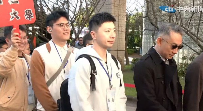 马龙现身文化大学。（取自中天新闻）