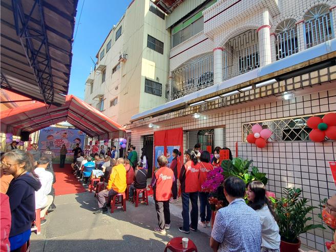 小天使日照中心隐身在斗六市区一条小巷子内的4层楼民宅（有装铁窗），它曾是斗六市花名在外的特种营业场所，29日正式成为小天使日照中心。（周丽兰摄）