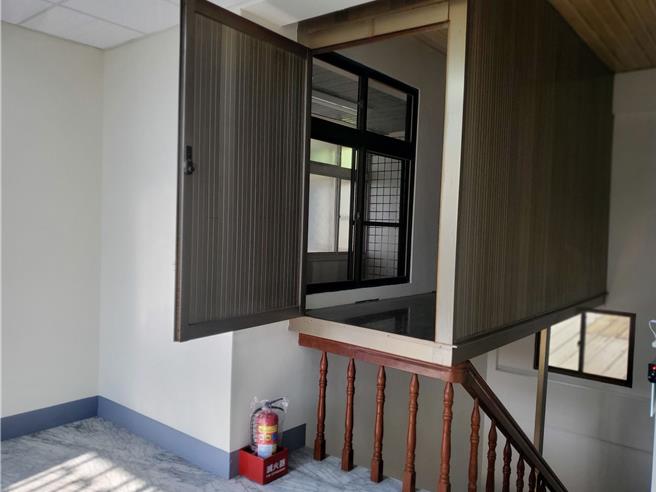 小天使日照中心保留3楼楼梯间的「储藏间」，当年可能是作为人躲藏之用。（周丽兰摄）