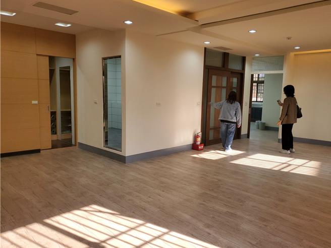 特种行业的隔间拆除后，採光与通风都很好。（周丽兰摄）