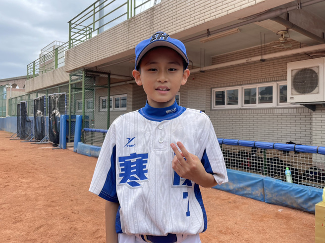 寒溪国小林廷恩模仿林昱珉投球动作，有「小林昱珉」封号。（毛琬婷摄）