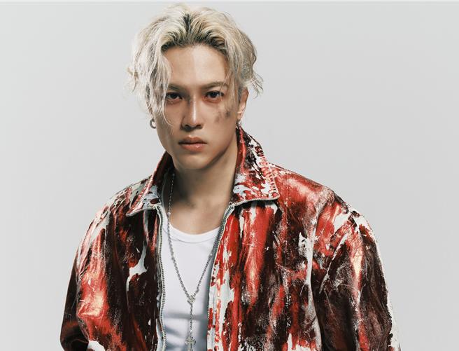 J.Sheon为拍摄MV挑战吊钢丝。（索尼音乐提供）