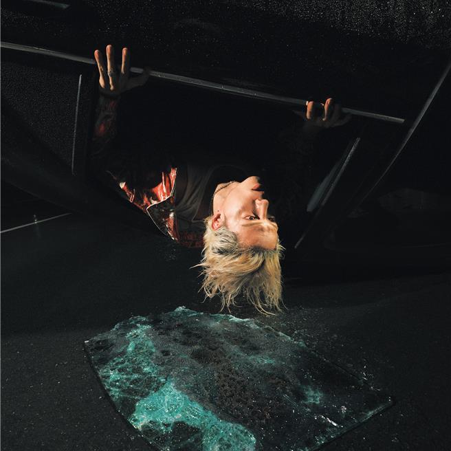 J.Sheon为拍摄MV挑战吊钢丝。（索尼音乐提供）