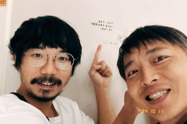 文化大学校友温景辉导演(左)及其学长刘承恩(右)合影。(照片/文化大学提供)