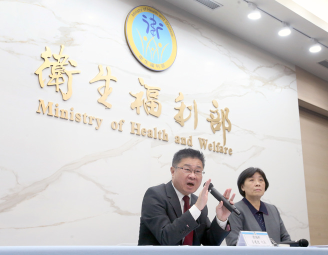 卫福部霸凌案件频传，卫福部次长吕建德（左起）及人事处长李玉惠29日召开记者会说明最新调查结果，并强调会公开透明、勿纵勿枉。（资料照／范扬光摄）