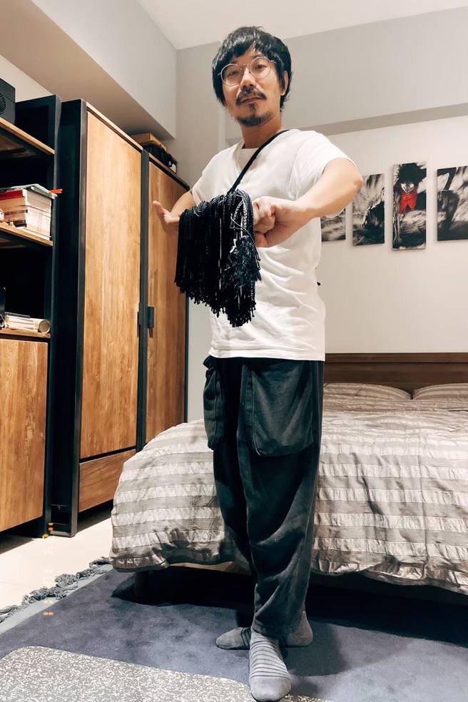 金马奖颁奖前夕，刘承恩学长特意送给温景辉一根京剧用的黑色马鞭，提醒他不忘自己是国剧系毕业生。(照片/文化大学提供)