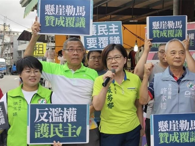 70岁民进党前立委简肇栋（左二）29日惊传癌逝，简妻、中市议员张芬郁（右二）亦在脸书贴出贴文证实「简医师在今天清晨离开了我们，完成他在世上70载精彩的旅程」，消息一出让地方支持者不舍。（图片取自张芬郁脸书）