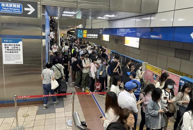 台北捷運公司29日舉行董事會討論票價是否調漲，最終決議不調整票價，但略微減少常客優惠，從原本的7折到9折調整為85折到95折。（本報資料照片）