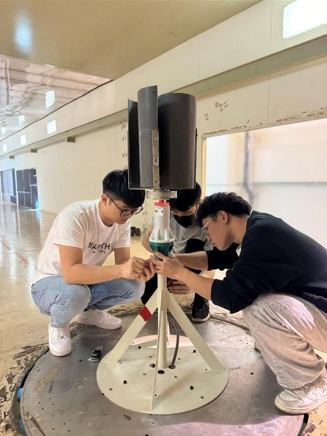 苗栗县育达科技大学智慧机电工程与应用系师生获「第二届全国风力杯─绿电创能创意净零实作竞赛」直轴叶片组冠军。（育达科大提供／谢明俊苗栗传真）