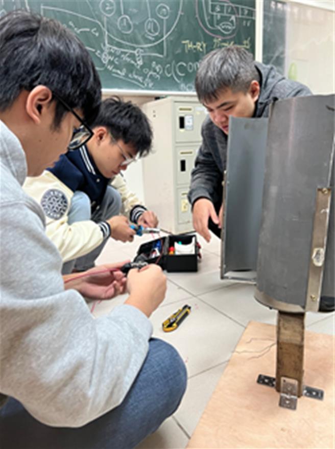 苗栗县育达科技大学智慧机电工程与应用系师生获「第二届全国风力杯─绿电创能创意净零实作竞赛」直轴叶片组冠军。（育达科大提供／谢明俊苗栗传真）