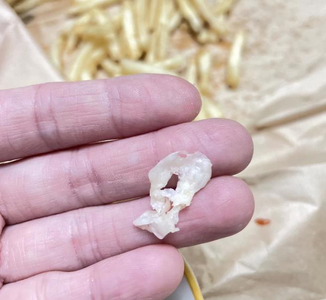 吕姓妇人25日至芦洲三民麦当劳外带餐点，回家后，惊见薯条里有1块「韧性偏硬的物品」。（民眾提供）