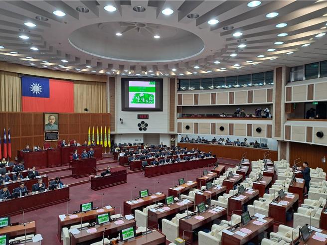 2024年东区周年庆摸彩方式过往採用台北通APP扫描，但今年却改成纸本引发民怨，台北市议员王闵生29日痛批，改成纸本造成参与活动店家砍半。（温予菱摄）