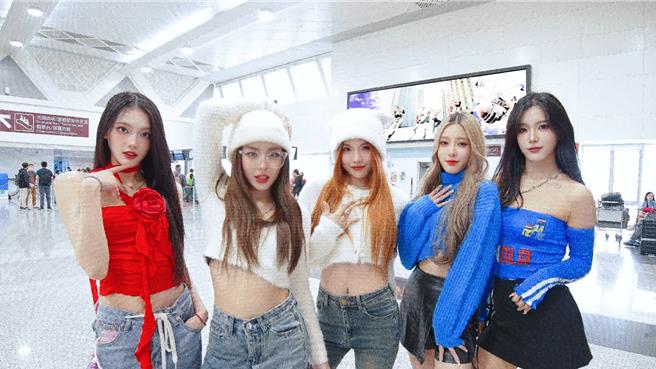 ELL＆s开心与广告合影。（KJM娱乐提供、ELL＆s官方YT频道截图）