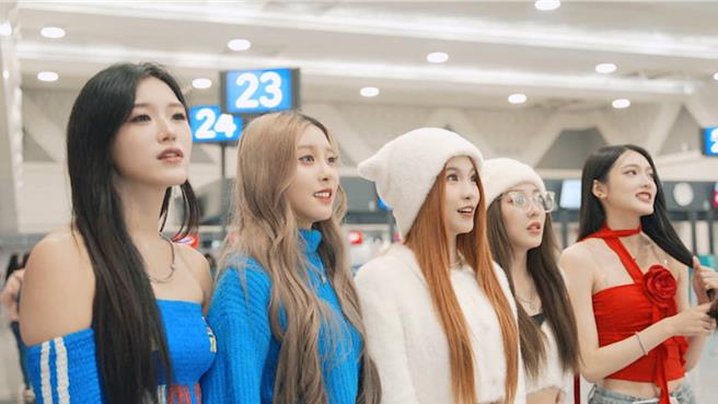 ELL＆s看到以自己创造的虚拟女团又惊又喜。（KJM娱乐提供、ELL＆s官方YT频道截图）