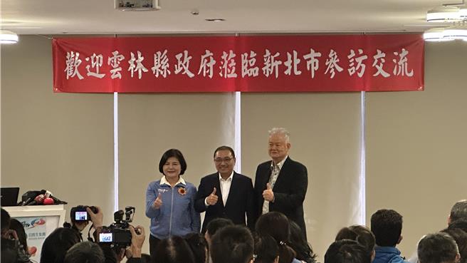 雲林縣長張麗善今（29）日率縣府團隊北上到新北市參訪中和秀峰社宅，並由新北市長侯友宜親自接待，但張麗善今年頻跑新北市，遭外界點名有意參選2026新北市長大選，對此張麗善笑回「想太多了」，侯友宜也第一時間幫忙回話，沒聽說過，縣長北上都是為了市政交流」。（賀培晏攝）