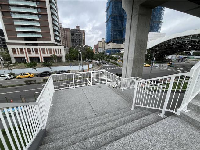 越堤楼梯22日起开放供一般行人通行。（新北市议员王威元提供）