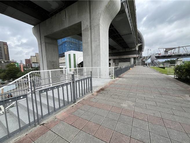 越堤楼梯22日起开放供一般行人通行。（新北市议员王威元提供）