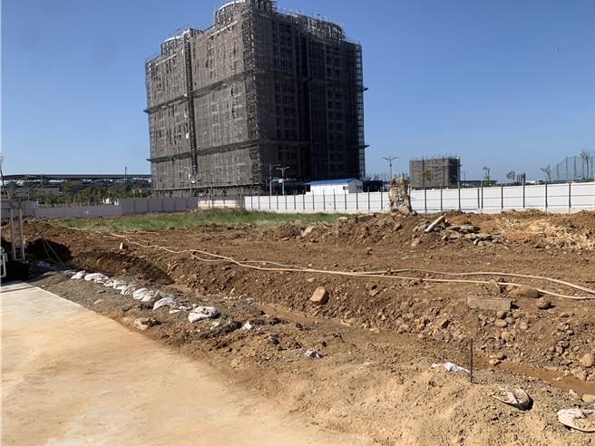 桃园市中坜区A20社会住宅位于机场捷运A20站位处新兴开发区，将兴建3栋地上14层、地下2层，总计提供393户社宅，内设有微型运动中心、身心障碍者家庭照顾者支持服务据点等多元的社福场所，工程总经费逾26亿元，预计2027年9月完工。（廖姮玥摄）