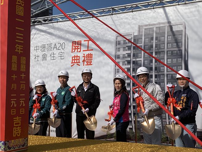 桃园市中坜区A20社会住宅位于机场捷运A20站位处新兴开发区，将兴建3栋地上14层、地下2层，总计提供393户社宅，内设有微型运动中心、身心障碍者家庭照顾者支持服务据点等多元的社福场所，工程总经费逾26亿元，预计2027年9月完工。（廖姮玥摄）