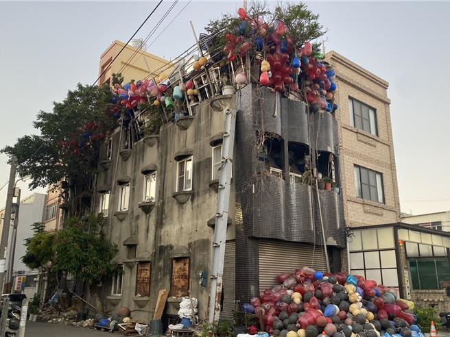 台中市大甲區日南里1棟爆紅「石頭屋」，外觀奇特成為打卡景點，於2023年時因屋內堆積雜物、惡臭難聞，常遭人檢舉。（張妍溱攝）