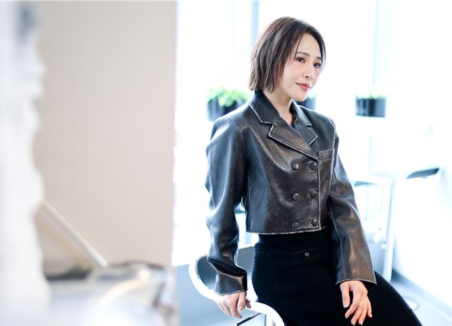 梁文音歌声细腻动人，透过一首首情歌陪伴歌迷成长。（陈俊吉摄）（服装提供Sandro Paris）