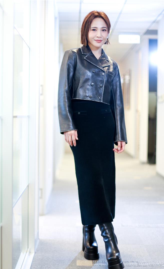 梁文音推出新专辑《情歌比情人还懂》，大获好评。（陈俊吉摄）（服装提供Sandro Paris）