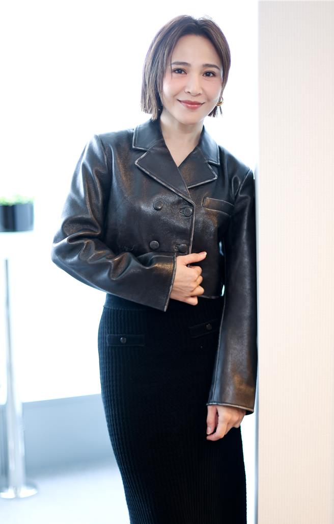 梁文音新歌抢攻各大排行榜冠军，稳坐情歌霸榜女王。（陈俊吉摄）（服装提供Sandro Paris）