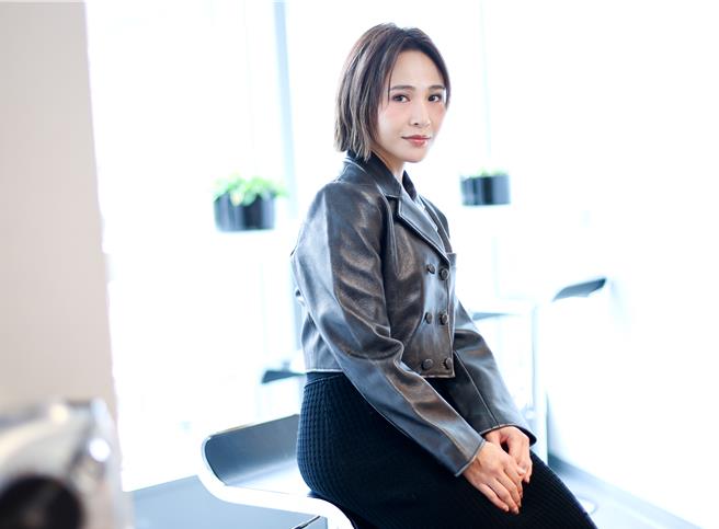 梁文音歌声细腻动人，是最佳情歌代言人。（陈俊吉摄）（服装提供Sandro Paris）