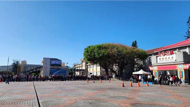 庆祝台湾棒球队12强夺冠！29日下午澎湖县政府前，排队等着领县长送的300份珍珠奶茶民眾。（许逸民摄）