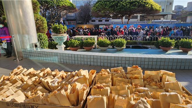 庆祝台湾棒球队12强夺冠！29日下午澎湖县议会前，排队等着领议长送的400份鸡排的民眾。（许逸民摄）