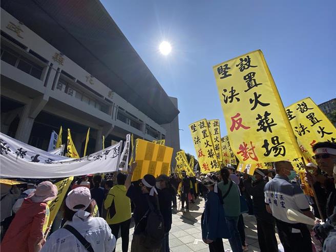 近千位二林芳苑反火葬場自救會成員先後前往彰化縣議會及縣政府前陳情抗議。（資料照）
