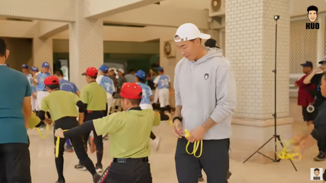 從職棒選手轉型成為藝人的郭泓志，對於傳承棒球教育依舊相當熱情。（圖／攝自YT@郭董懂不懂）