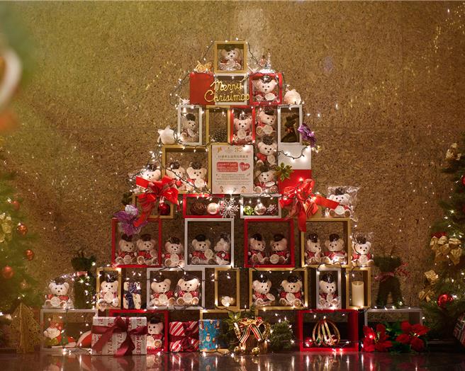 業者以30隻泰迪熊打造溫馨聖誕樹，於飯店1樓大廳正式亮相，每隻售價588元，銷售扣除成本後的淨額將捐贈喜願協會。(台北遠東香格里拉提供)