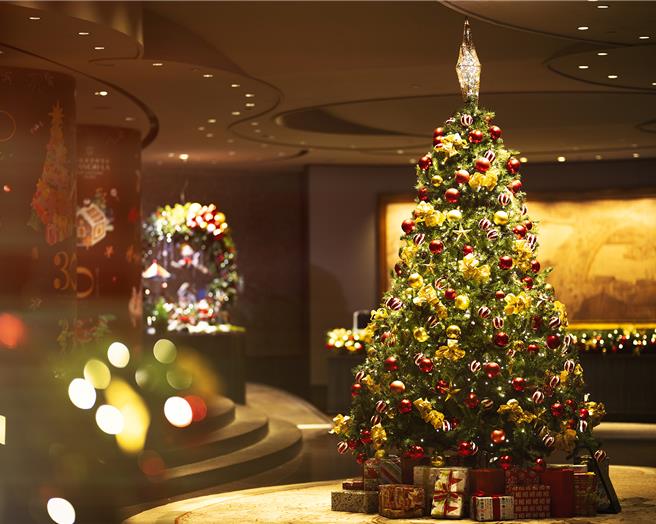 台北遠東香格里拉多年來以精心設計的聖誕裝置藝術成為熱門打卡點，每年都吸引眾多民眾前來拍照留念。(台北遠東香格里拉提供)