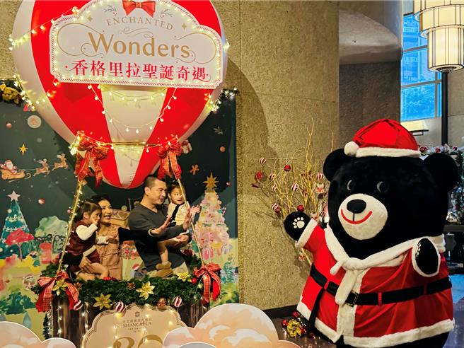 高達3.6米的「香格里拉夢幻號」熱氣球，結合霞光、雲海及30周年元素，成為節慶必訪的夢幻打卡景點。(台北遠東香格里拉提供)