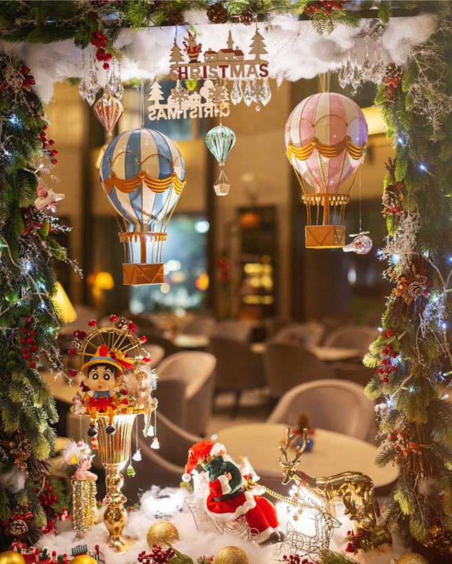 飯店大廳茶軒的「奇幻聖誕窗景」，融入童話氛圍，為聖誕季增添更多難忘回憶。(台北遠東香格里拉提供)