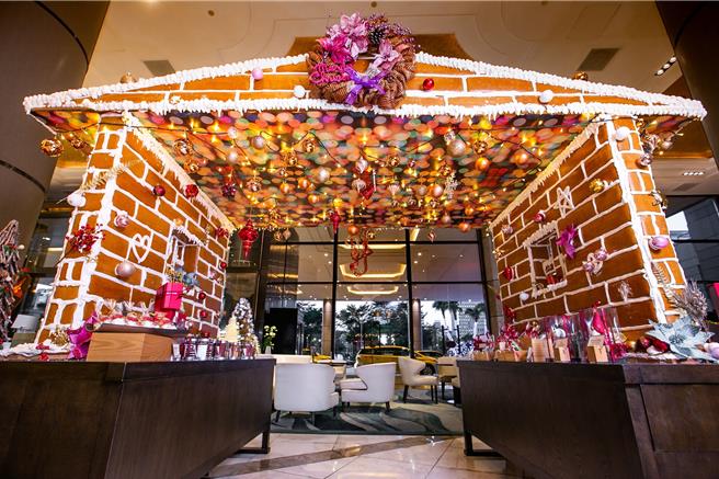 「Baguette」禮品烘焙坊現場亦架設由800片薑餅磚瓦打造的巨型薑餅，為飯店帶來滿滿節慶感。(台北君悅酒店提供)