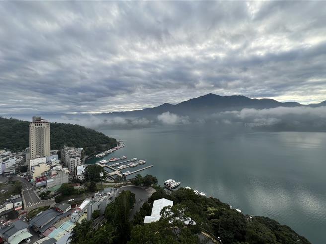 南投县议员议员石庆龙说，1971年日月潭画设特定区未确保原民土地使用权益，日管处、林保署依《国土法》变更地目都没问题，原民、居民想变更土地却不行，根本将民眾生计堵死。（杨静茹摄）