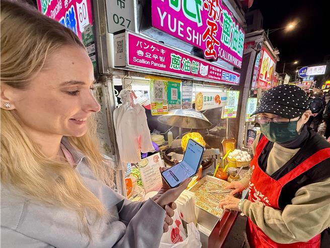 利用Galaxy AI的翻譯助理，外國旅客能輕鬆與當地商家溝通。（古明弘）