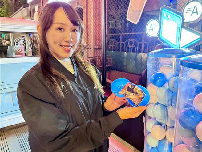 在寧夏夜市蓬萊國小後門口，填寫三星的問券能轉扭蛋抽夜市現金抵用券。（古明弘）