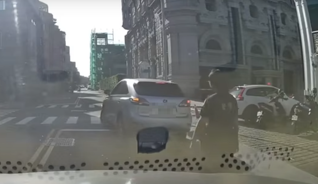 有驾驶日前行驶在道路上被违停车辆挡住去路，没想到，该违停车要等警察下车来开单，才愿意将车开走。（图／翻摄自WoWtchout - 地图型行车影像分享平台）