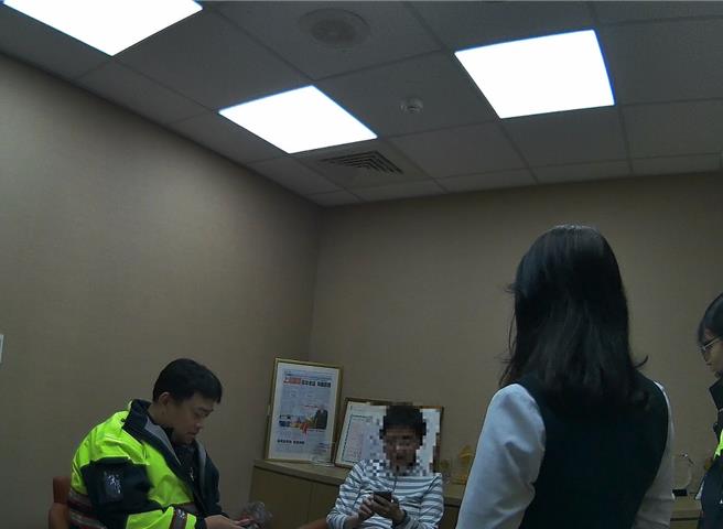 警方與行員向受騙民眾耐心講解歹徒詐騙手法。（翻攝照片／林郁平台北傳真）