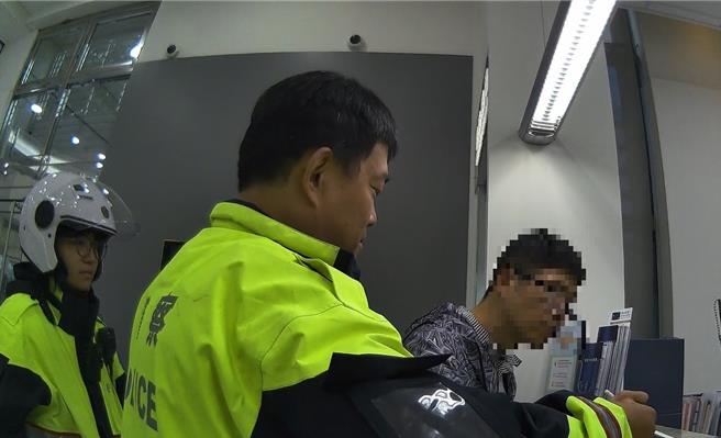 警方與行員向受騙民眾耐心講解歹徒詐騙手法。（翻攝照片／林郁平台北傳真）