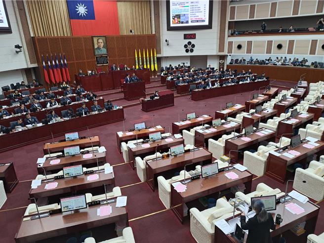 劳动部爆发职场霸凌案延烧，台北市议员顏若芳29日指称，台北表演艺术中心今年5月也有爆发职场霸凌，事后当事人还被北艺中心董事长王文仪私约，威胁封口。（温予菱摄）