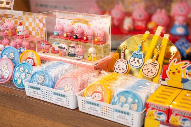 位于台北101四楼都会广场的耶诞梦想创意市集贩卖多款人气IP周边商品。（吴松翰摄）