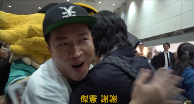 看到张立东来接机，陈杰宪立即送上大大拥抱。（图／翻摄自东东隆咚锵 YouTube）