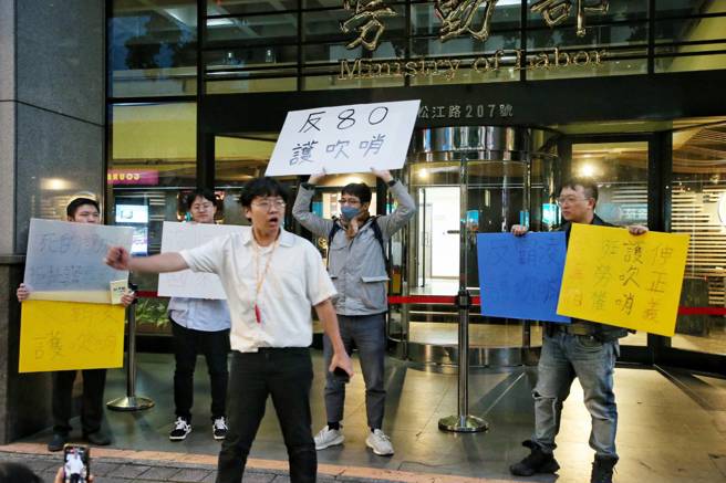 民间自主发起的「反霸凌护吹哨游行」活动，29日号召大家到劳动部迎接部长「下班」，为此次劳动部霸凌事件受难的公务员，乃至所有吹哨者吊念、祈愿、声援，并力推《吹哨者保护法》，给所有人一个安全的保护伞。（赵双杰摄）