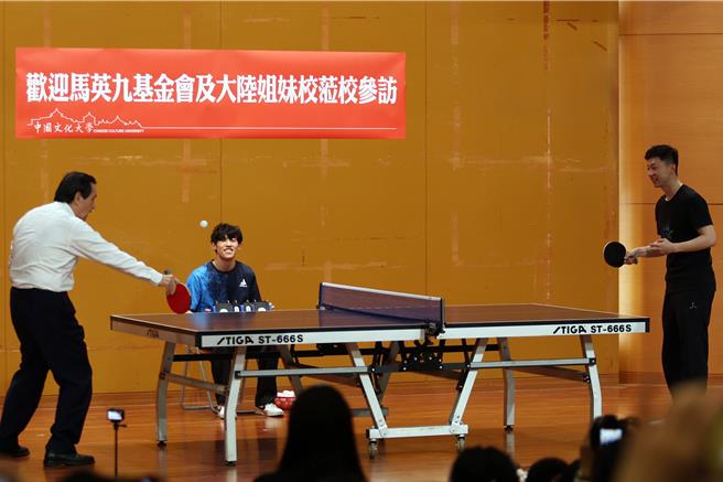 大陸桌球名將馬龍近日跟隨陸生團訪台，29日前往文化大學進行交流，並與我國退役桌球名將蔣澎龍與巴黎奧運國手陳思羽切磋球技，上演奧運層級的交流賽。前總統馬英九（左）開球與馬龍（右）切磋一下。（鄧博仁攝）
