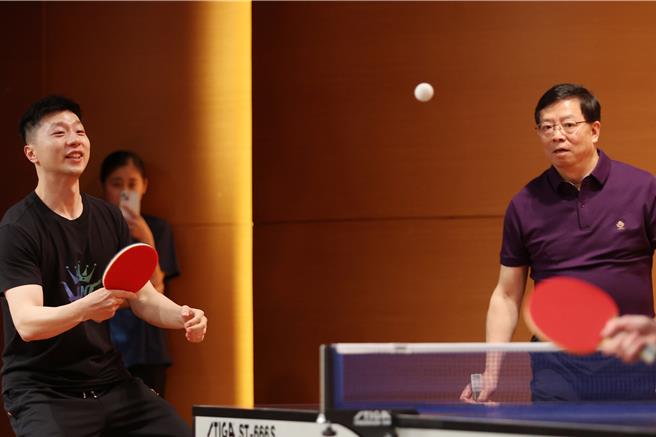 大陸桌球名將馬龍（左）近日跟隨陸生團訪台，29日前往文化大學進行交流，並與我國退役桌球名將蔣澎龍與巴黎奧運國手陳思羽切磋球技，上演奧運層級的交流賽。（鄧博仁攝）